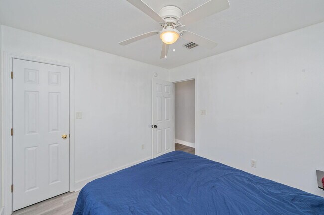 Building Photo - 6100 Saddle Horse Ln