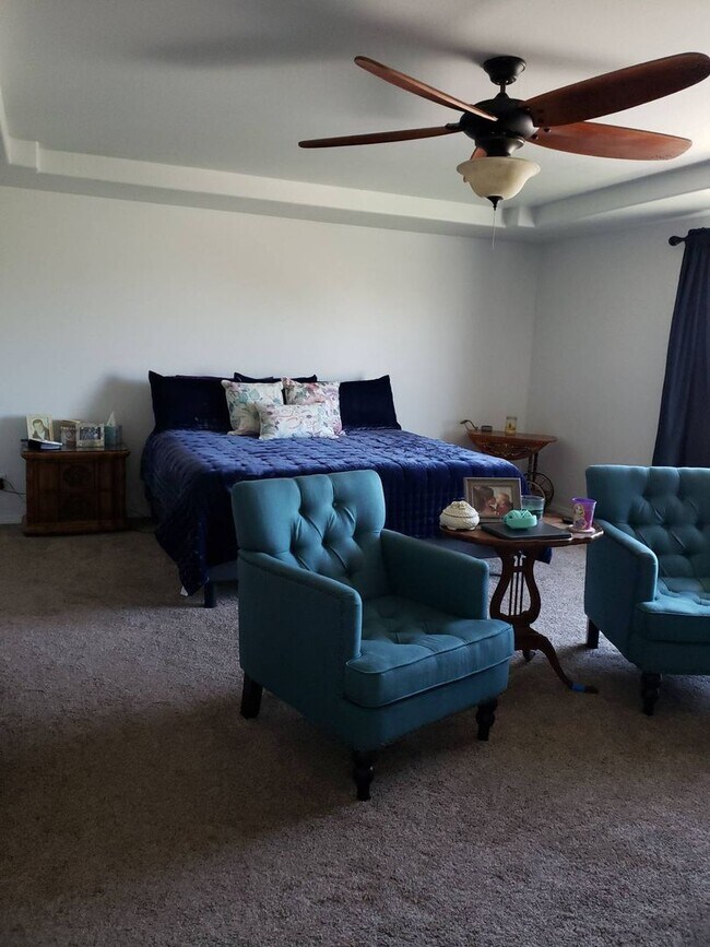 Building Photo - Lovely and spacious 5 bedroom 3 bath Post ...