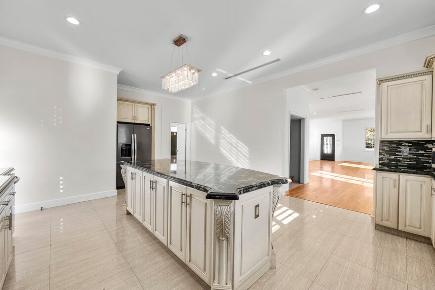 Building Photo - 6331 Simpson Ave