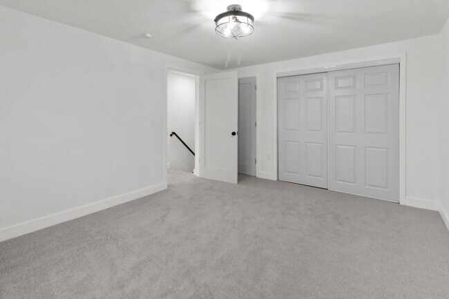 Building Photo - 6 Roundwood Ln