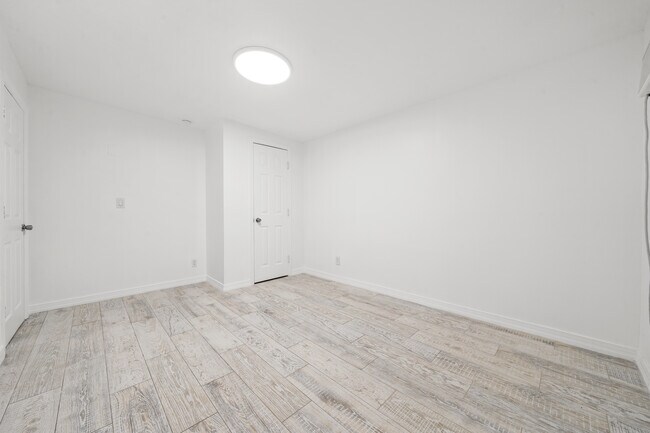 Building Photo - 1041 NE 9th Ave