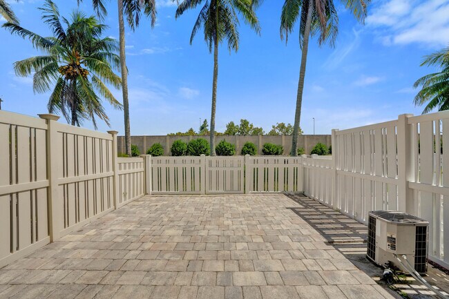 Building Photo - 9913 NW 57th Manor