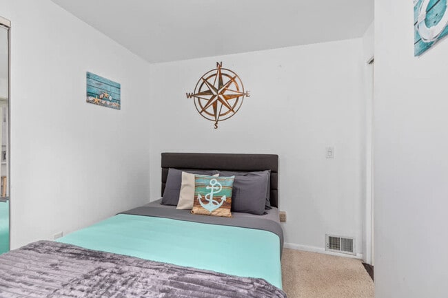 Building Photo - 8685 Je-NE-Be Dr NE