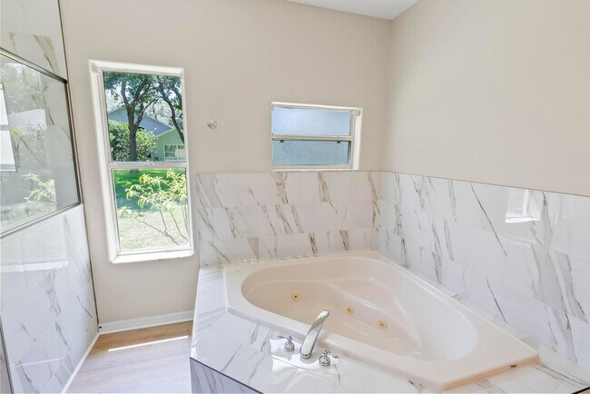 Building Photo - 24 Lakecliff Dr