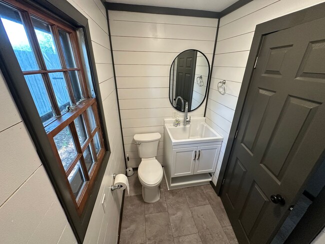 Building Photo - 2 Bed 1 Bath home minutes from everything ...