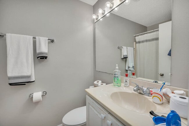 Building Photo - 132 S Island Square Dr