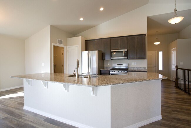 Building Photo - 5 Bed 3 Bath 3 Car Garage Rancher!!!