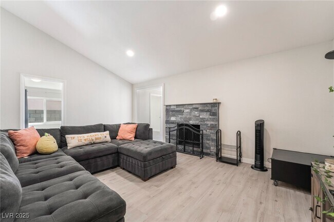 Building Photo - 3209 Kings Way