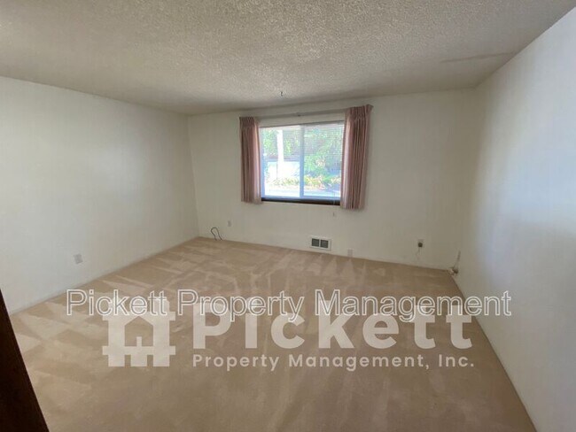 Building Photo - 2870 SE Colusa Ave