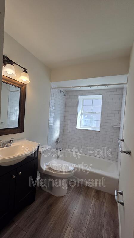 Building Photo - 915 Ariana St