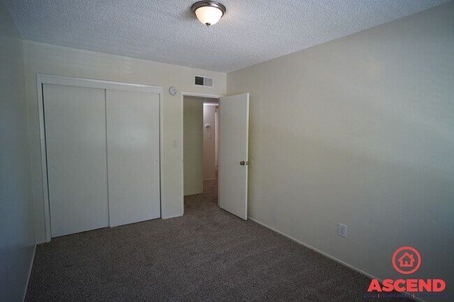 Building Photo - Cozy 3 Bedroom  2bath apartment