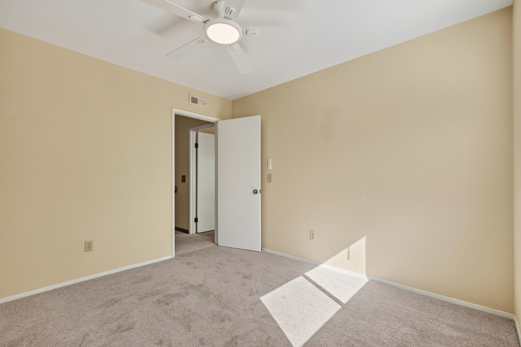 Building Photo - 13962 Barrymore St
