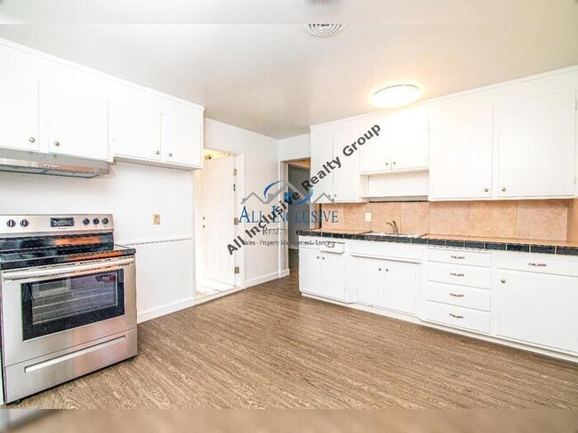 Building Photo - Charming 2 Bedroom 1 Bath! Half Off One Mo...