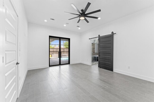 Building Photo - 10070 Cedardale Dr