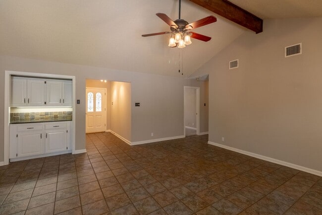 Building Photo - Gorgeous 3 Bedroom, 2 Bathroom Home in Aus...
