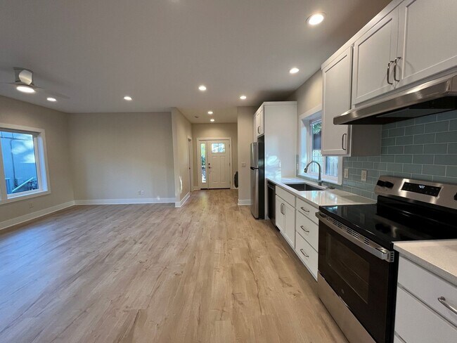 Building Photo - 3155 Dogwood Dr S