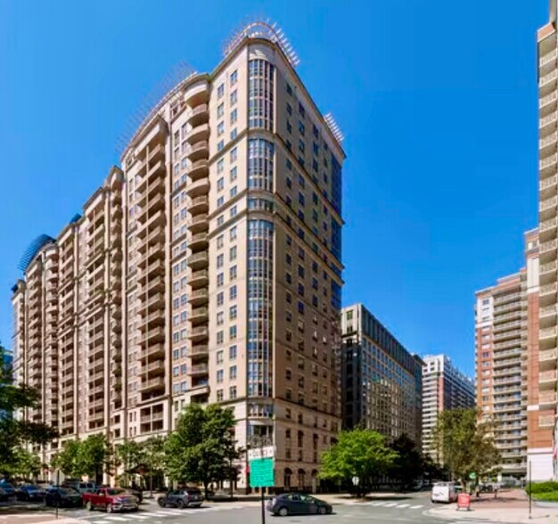 Building Photo - 888 N Quincy St