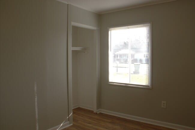 Building Photo - 1709 Oakwood Ave NE