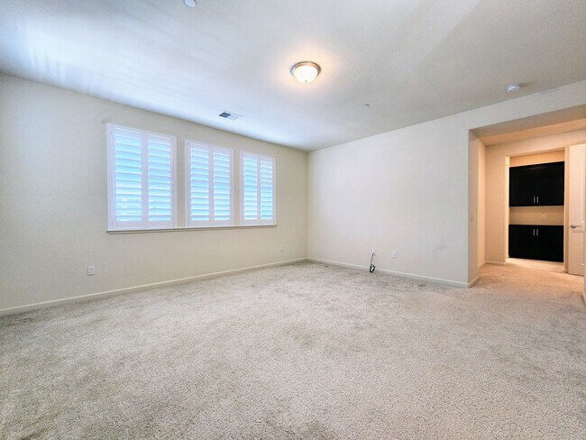 Building Photo - 4 Bedroom Home in W Section