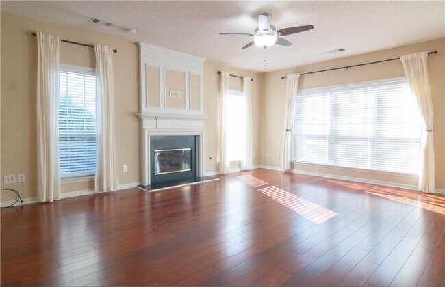 Building Photo - 558 Lullingstone Dr SE