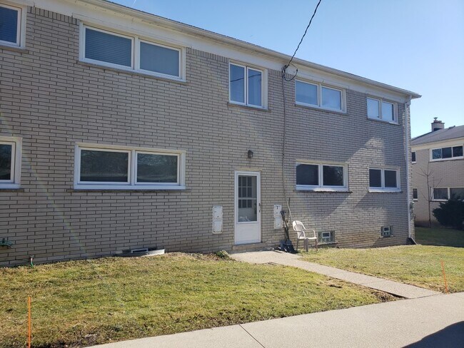 Building Photo - 3105 Linwood Ave