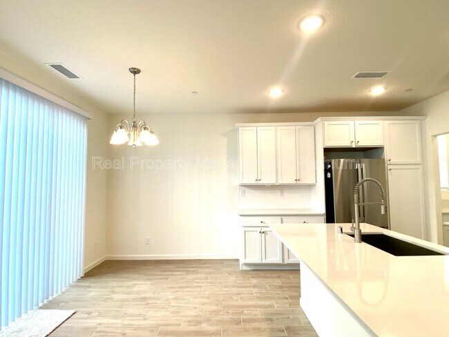 Building Photo - 2273 N Raleigh Dr