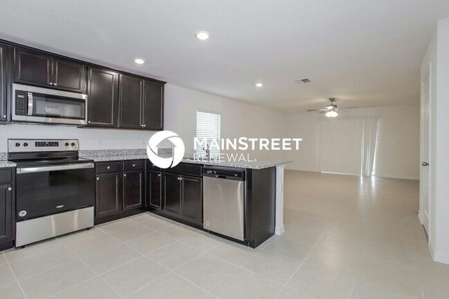 Building Photo - 4 Bedroom Pet-Friendly Home in Dundee, FL with Main Street Renewal