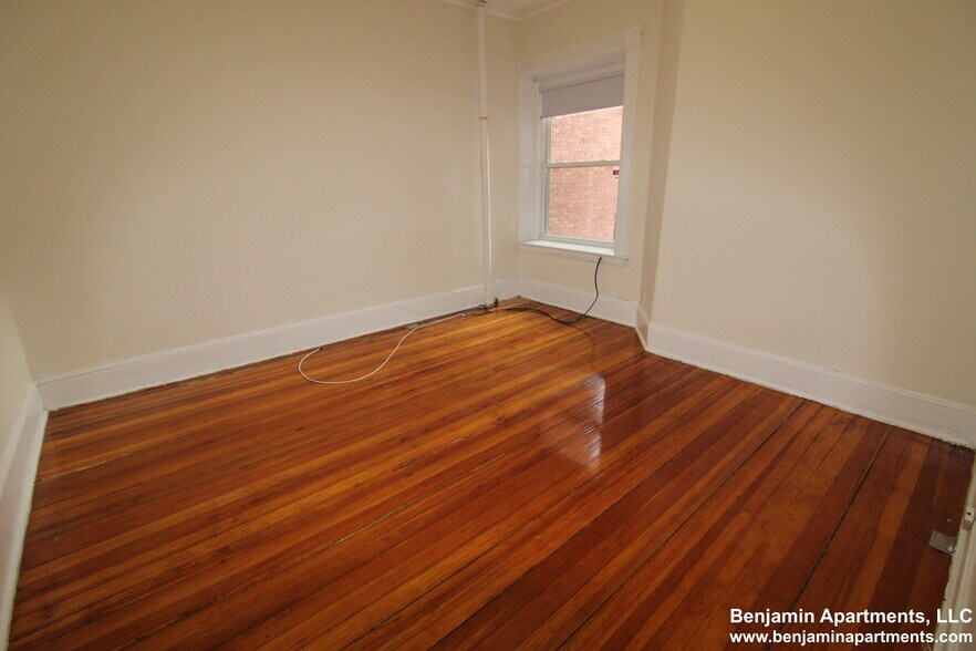 Building Photo - 1583 Beacon St