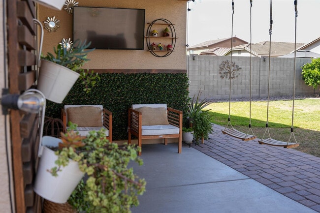 Building Photo - 884 W Whistling Thorn Ave