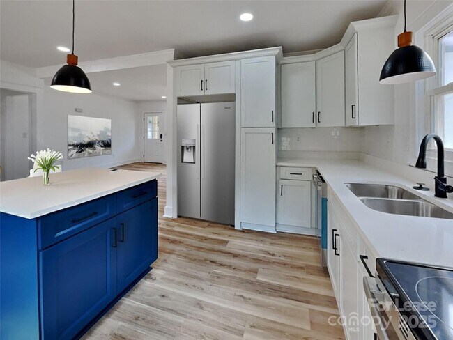 Building Photo - 2633 Brentwood Pl