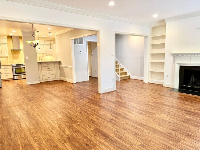 Building Photo - Sutton Place - 3 beds 2.5 baths!  Parking!...