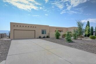 Building Photo - Amazing 4 Bedroom with Views SE Rio Rancho!