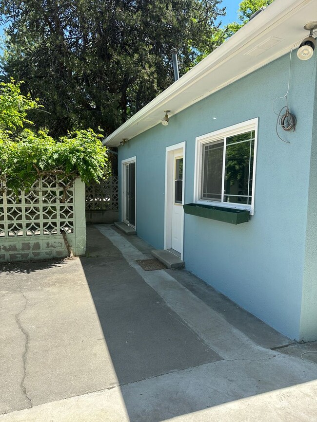 Building Photo - Two-Bedroom Duplex in North End