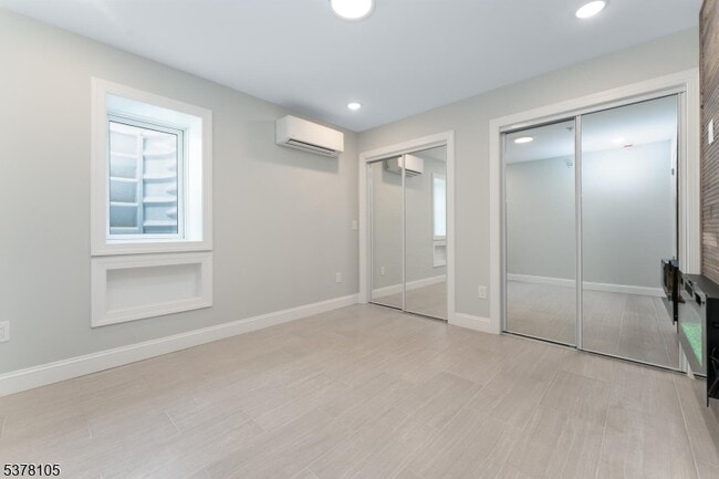 Building Photo - 535 St James Ave