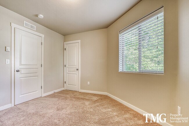 Building Photo - Contemporary 3 Bed 2.5 Bath Style Home in ...