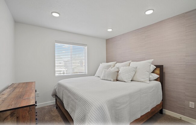 Building Photo - Cute 4-Bedroom Home in Vineyard!