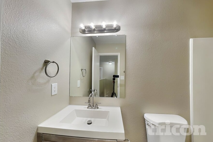 Building Photo - 6407 Black Hawk Dr NE