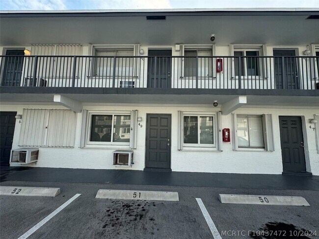 Building Photo - 1814 E Oakland Park Blvd