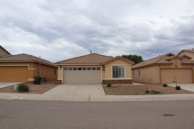 Building Photo - Livable, Lovable, & Avaiable!