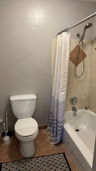 Building Photo - 9-S125 Lake Dr