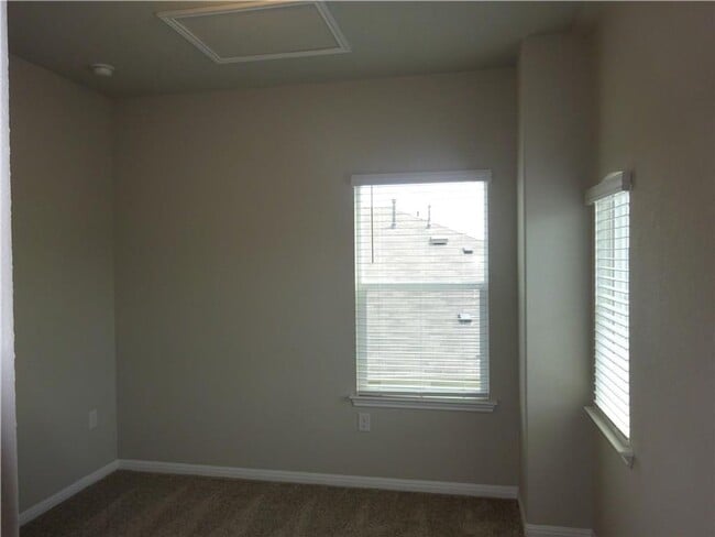 Building Photo - Classic 3 Bedroom 3 Bath Home With Generou...