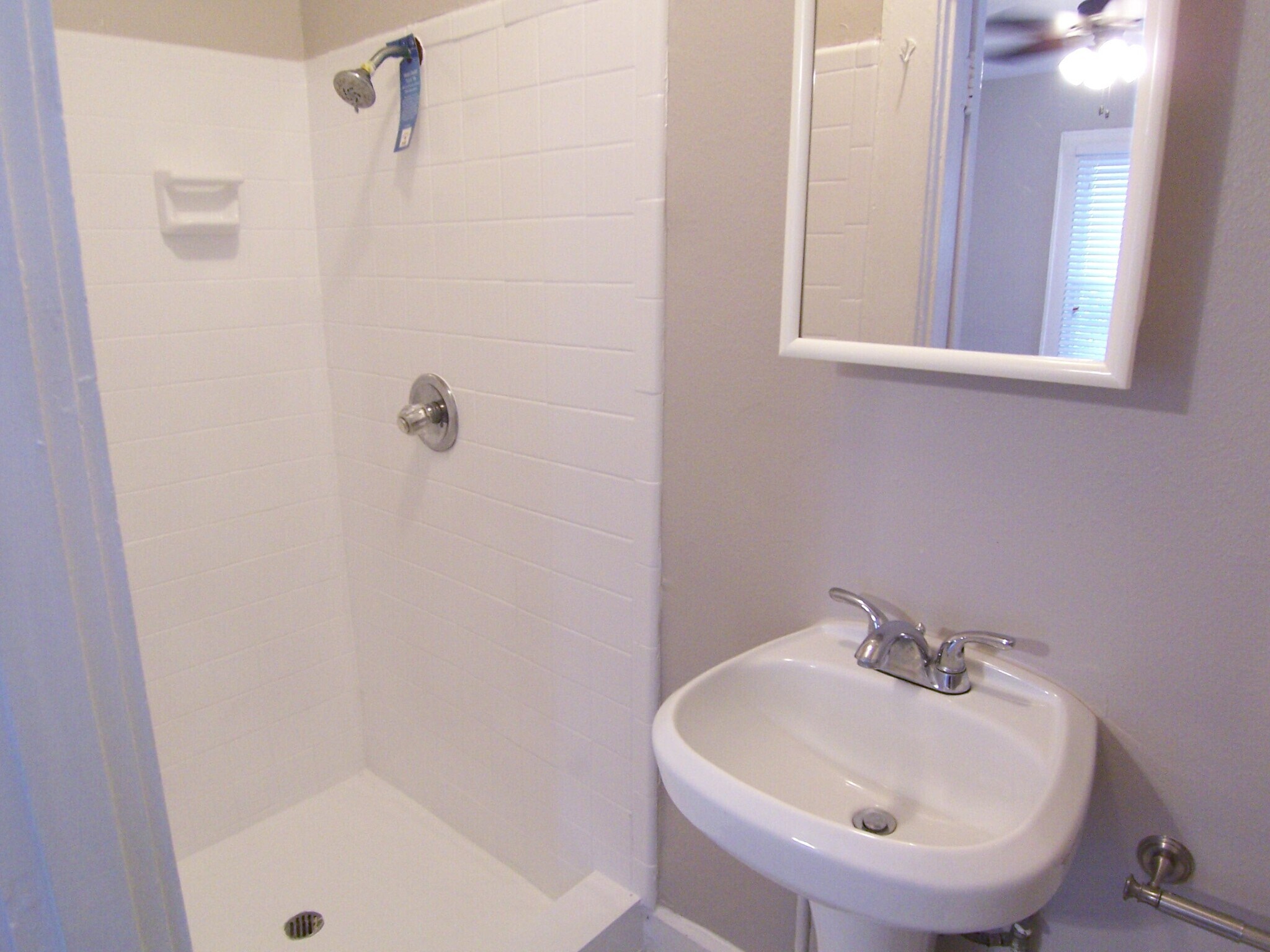 Building Photo - 1 Bed/1 Bath - Unit 6