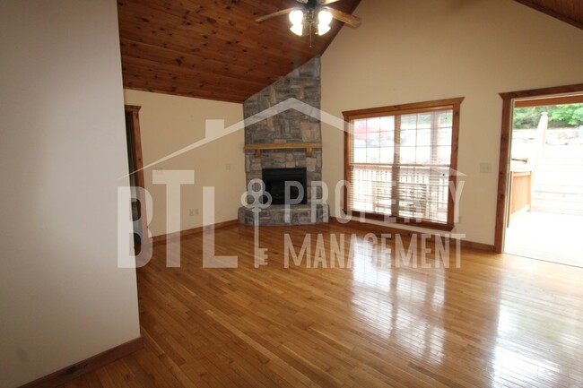 Building Photo - Gorgeous Lodge in Gated Community!