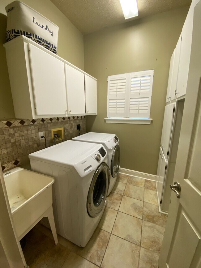 Building Photo - 4630 Delwood View Blvd