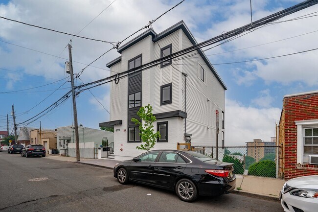 Building Photo - 6719 Meadowview Ave