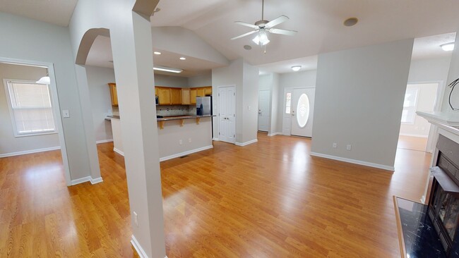 Building Photo - 3 Bedroom Open Floor-Plan Home with Finish...