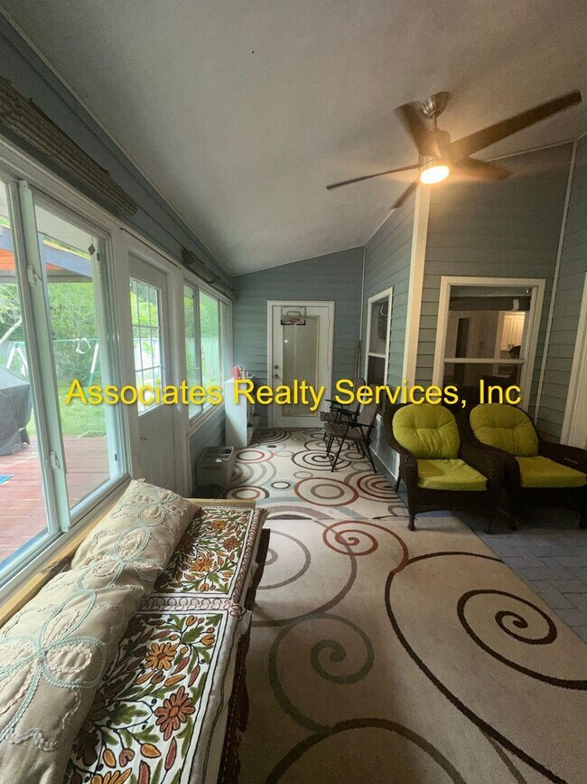 Building Photo - Beautiful 4 Bedroom/3 Bathroom in BROADMOOR!