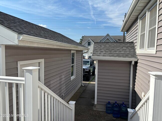Building Photo - 516 2nd Ave
