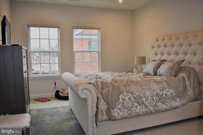 Building Photo - 4711 Crest View Dr