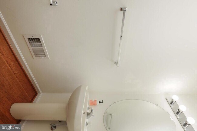 Building Photo - 11 Wedgewood Ct